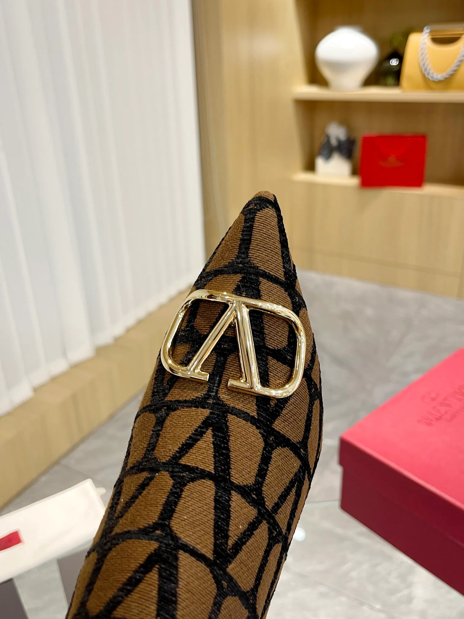 👟👟Ex-factory price 560👟👟 Genuine leather sole +40 [Valentino] Valentino ~ Unique [V logo fabric print pattern] with light gold metal [V buckle] fashion women's boots: Made with original craftsmanship, comfortable and versatile, showing long legs! Absolutely classy! Fabric: High-grade fabric printed cloth➕Imported sheepskin lining⚡Boot shaft. [Light Gold V Buckle] Decorative accessory! Outsole: 2 types: non-slip and wear-resistant rubber outsole and Italian leather outsole Size: 35−41 (customized for sizes 34-42)